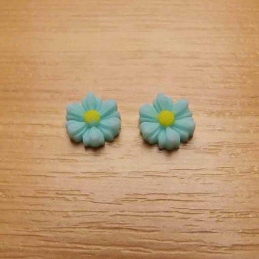 Resinový  kabošon - kytička - 9 x 8 x 3 mm.