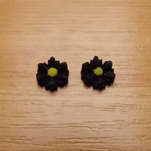 Resinový  kabošon - kytička - 9 x 8 x 3 mm.