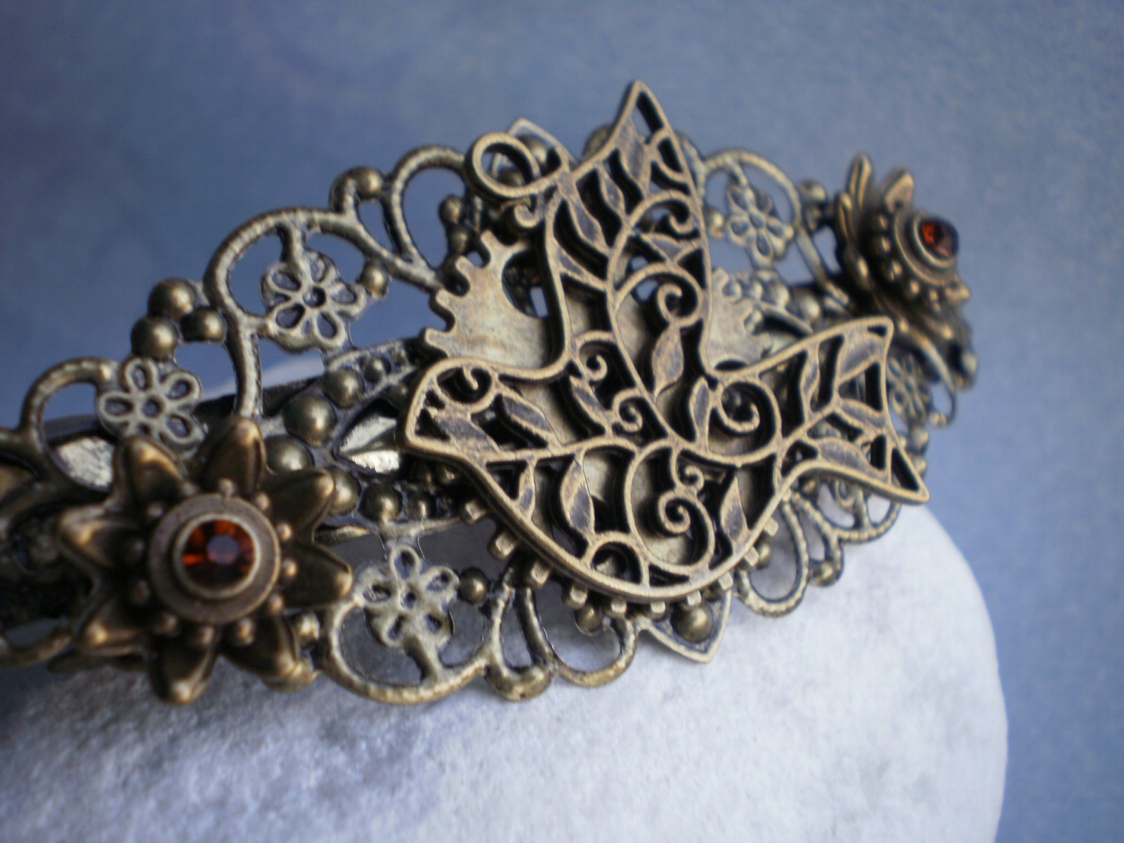 Steampunková spona do vlasů s holubicí