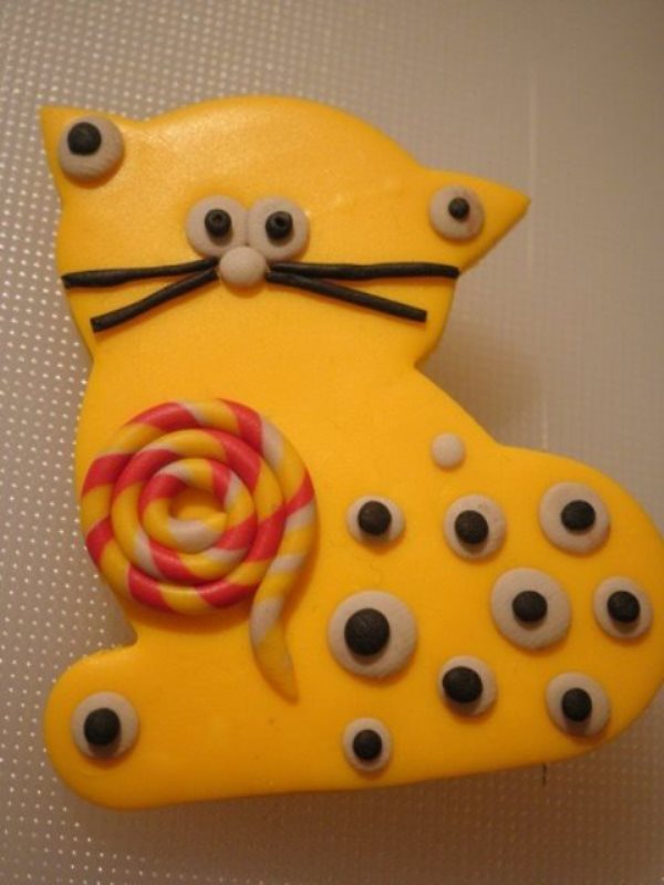 kočička žlutá sedící