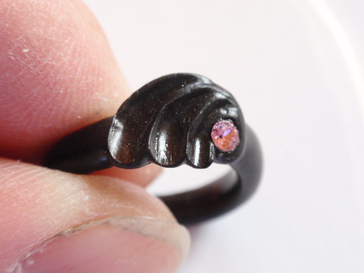 Ebenový prstýnek s kamínkem