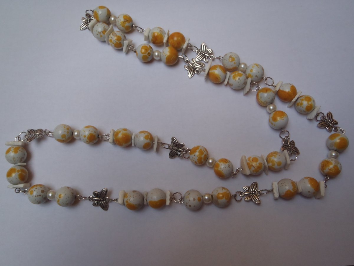 žluté korále s motýlky