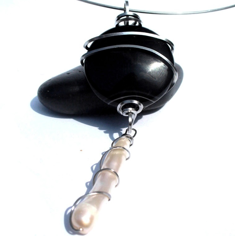 NÁHRDELNÍK Černobílá klasika