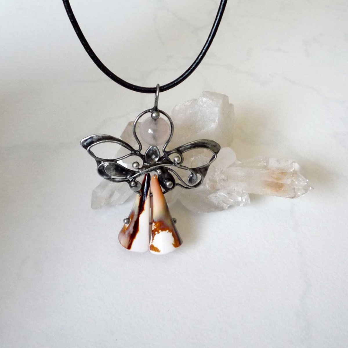 Andílek s perletí a růženínem