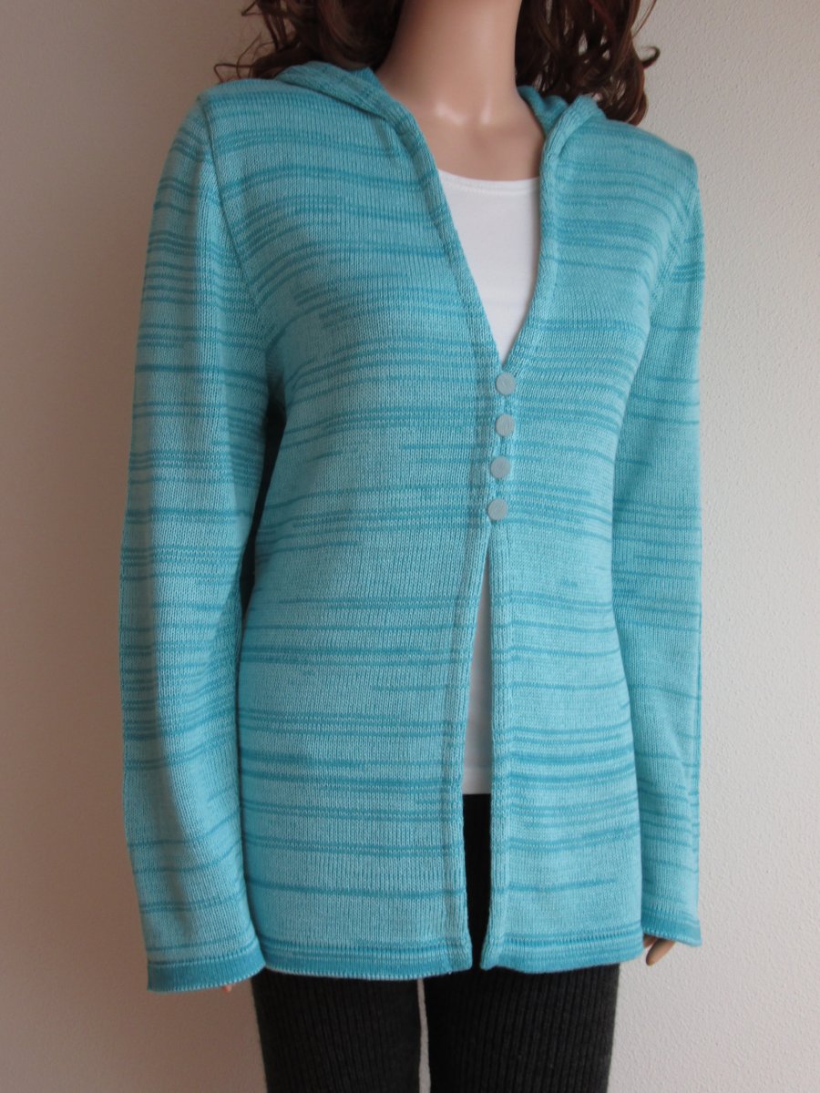 Slabší svetřík s kapucou 