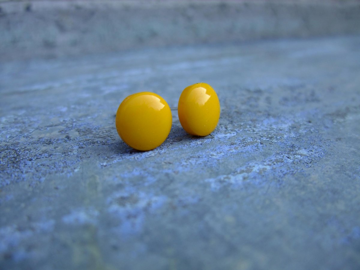 Knoflíkové náušnice - mini s kapkou oranžové