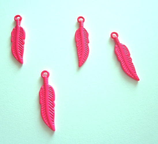 Přívěsek kovový pírko 9x30mm tm.růžová