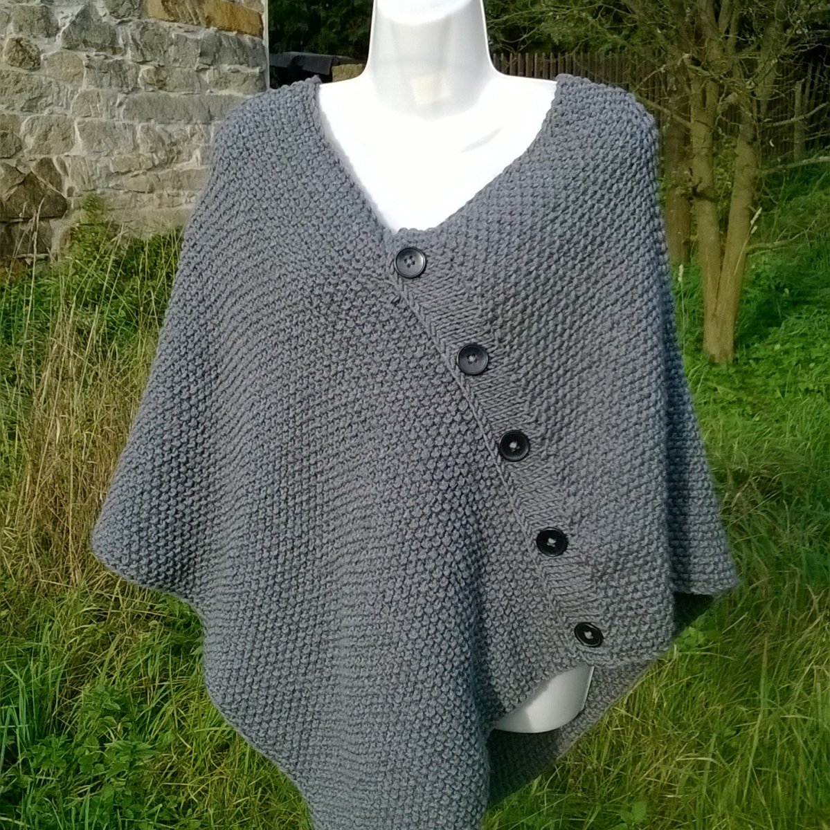 Hráškové pončo s knoflíky