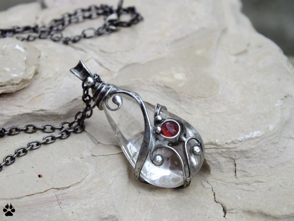 Křišťálová kapka s granátem almandin