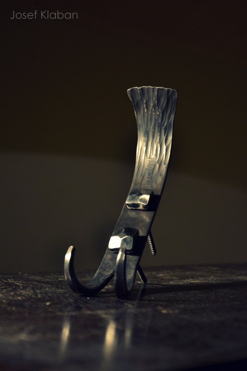 Kovaný dvoj-háček 