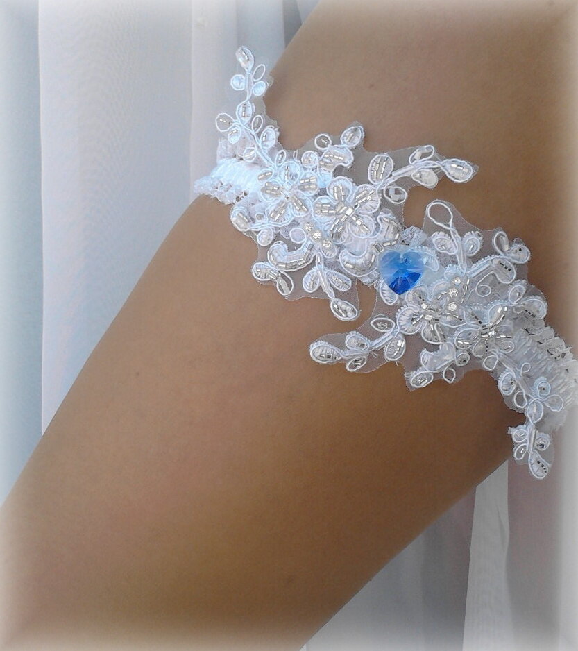 PODVAZEK - BÍLÝ KRAJKOVÝ SVATEBNÍ Swarovski srdce