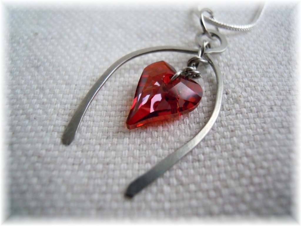 Podkovička se swarovski srdíčkem 