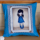 Dekorační polštářek s holčičkou (modré šaty), 35x35 cm