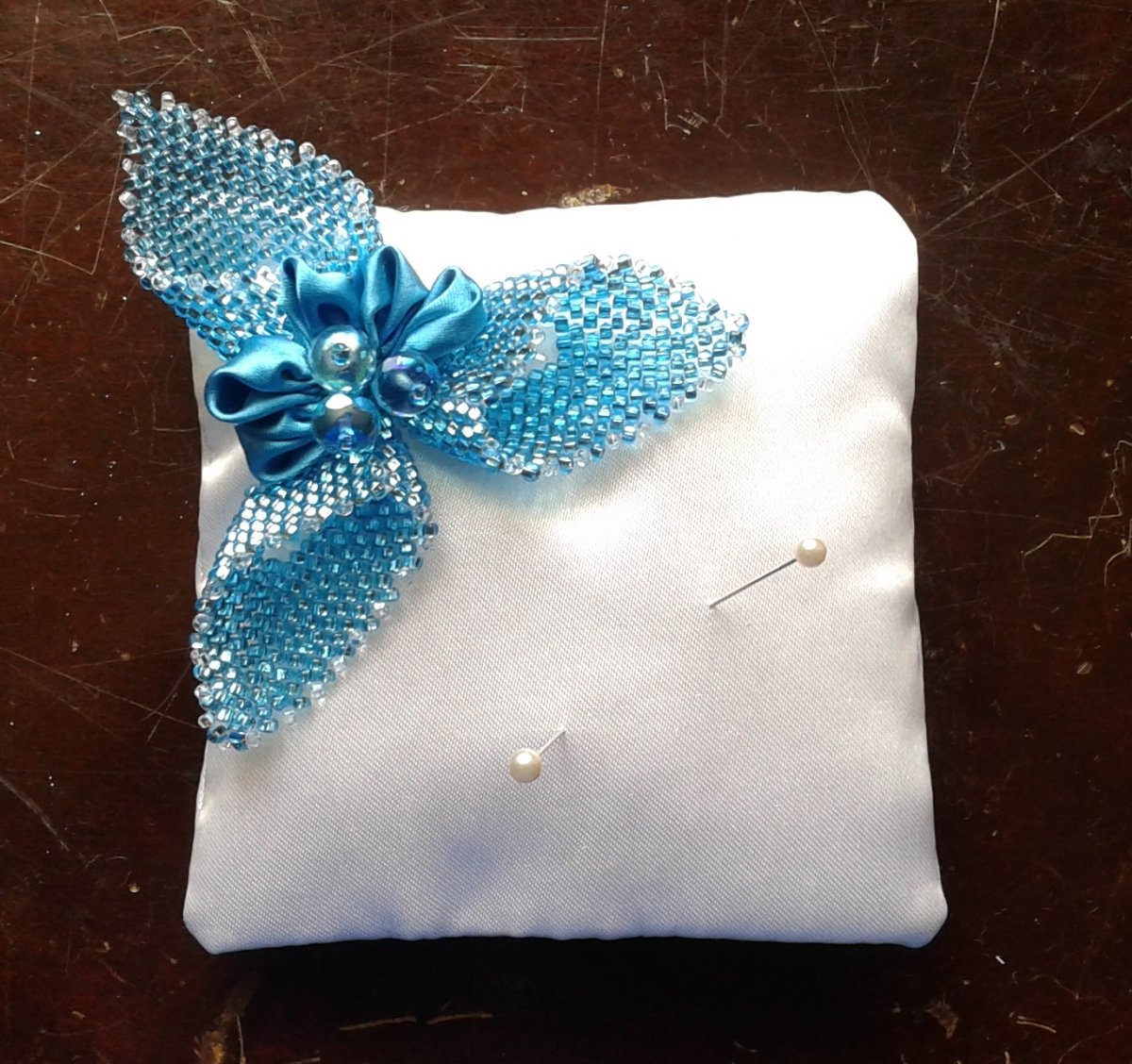 Polštářek pod prstýnky s tyrkysovým květem