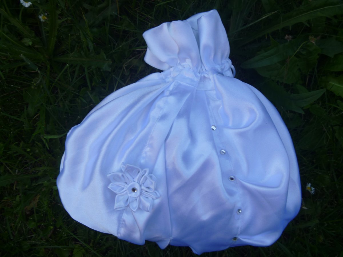 Saténová pompadůrka