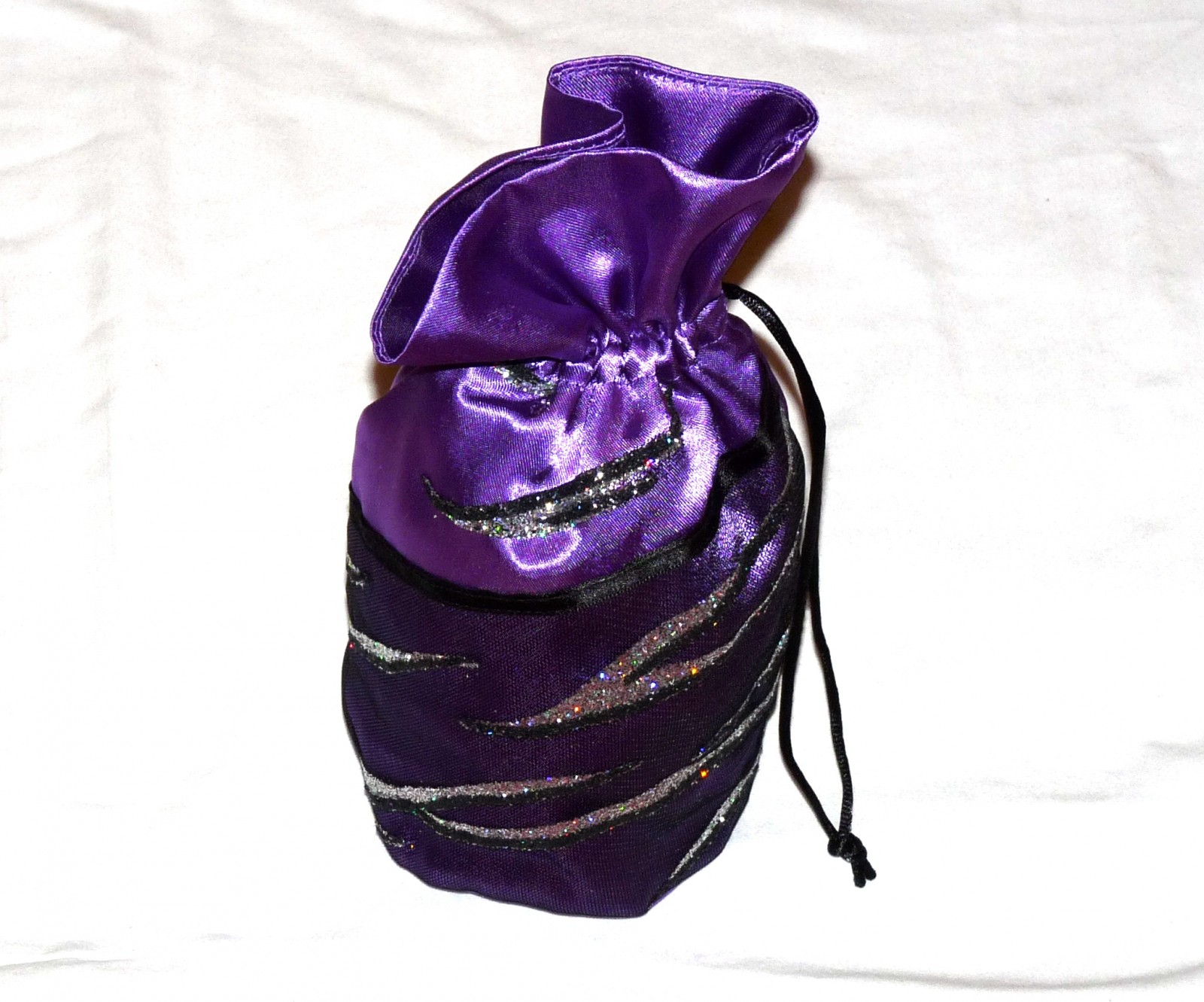 Saténová tmavě fialová pompadůrka