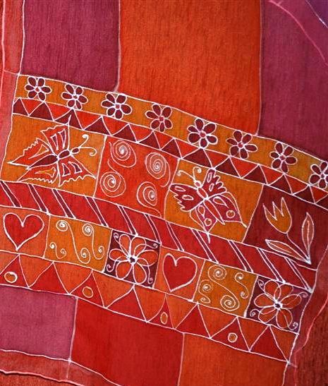 Hedvábí se valérech červené a oranžové