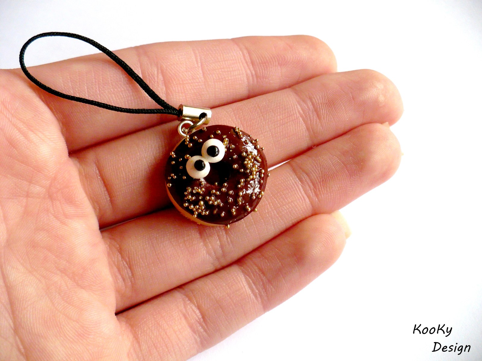 Přívěsek na mobil - veselý donutek