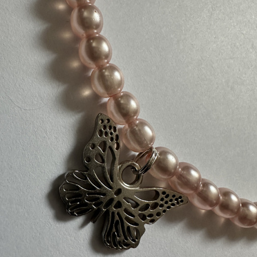 korálkový náhrdelník s motýlkem