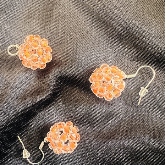 oranžové kuličkové naušnice s přívěskem