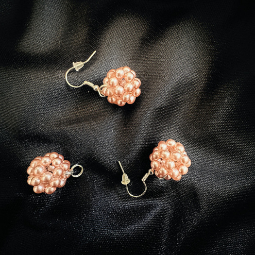 pudrové korálkové naušnice s přívěskem
