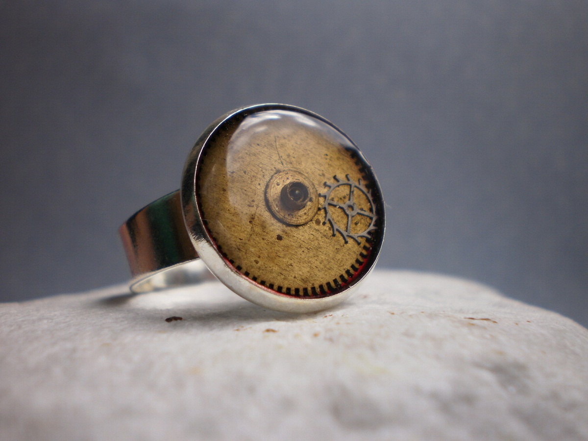 Červený steampunkový prsten