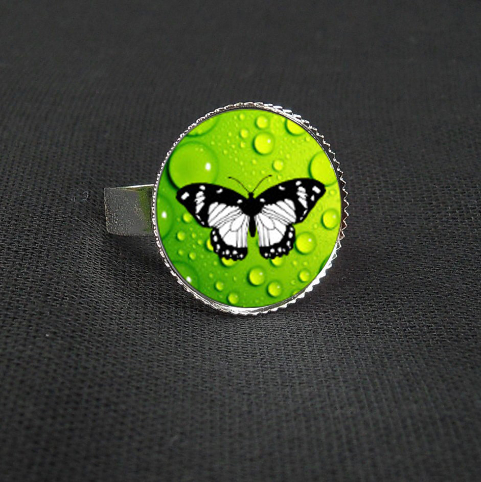 Motýl na kapkách rosy -prstýnek