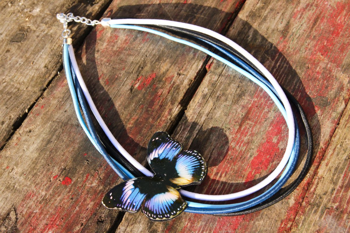 Modrý náhrdelník s motýlkem