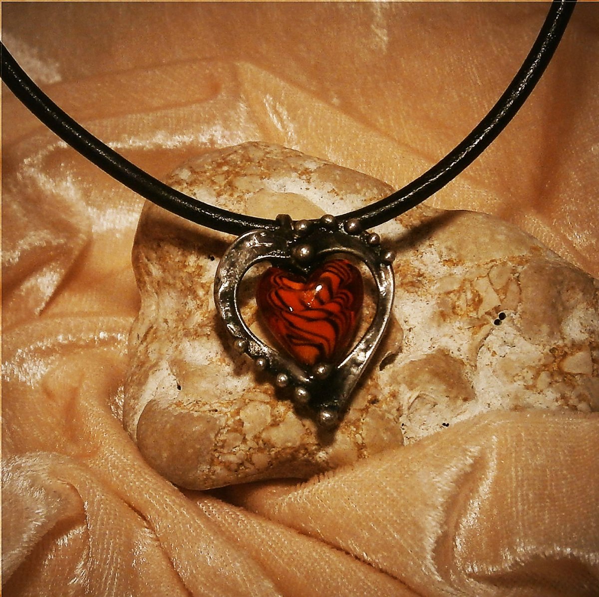 Pouťové srdíčko schované