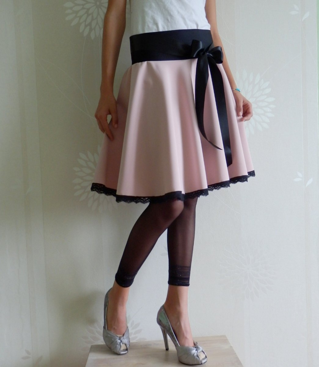 *Kolová sukýnka s doplňky*