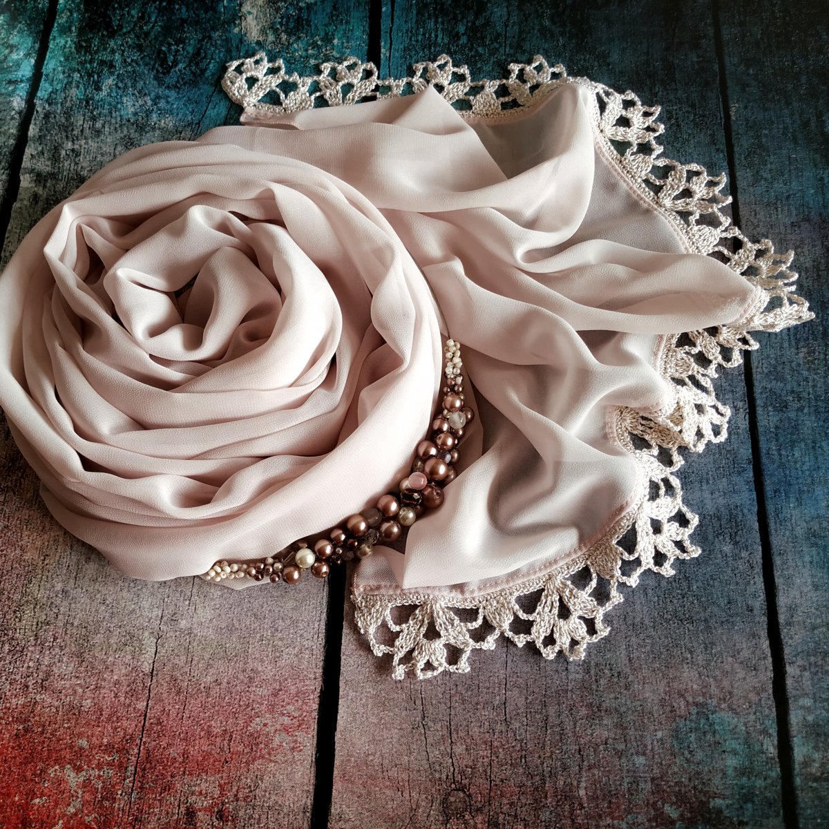 Zrození perly - šifonový šál s krajkou