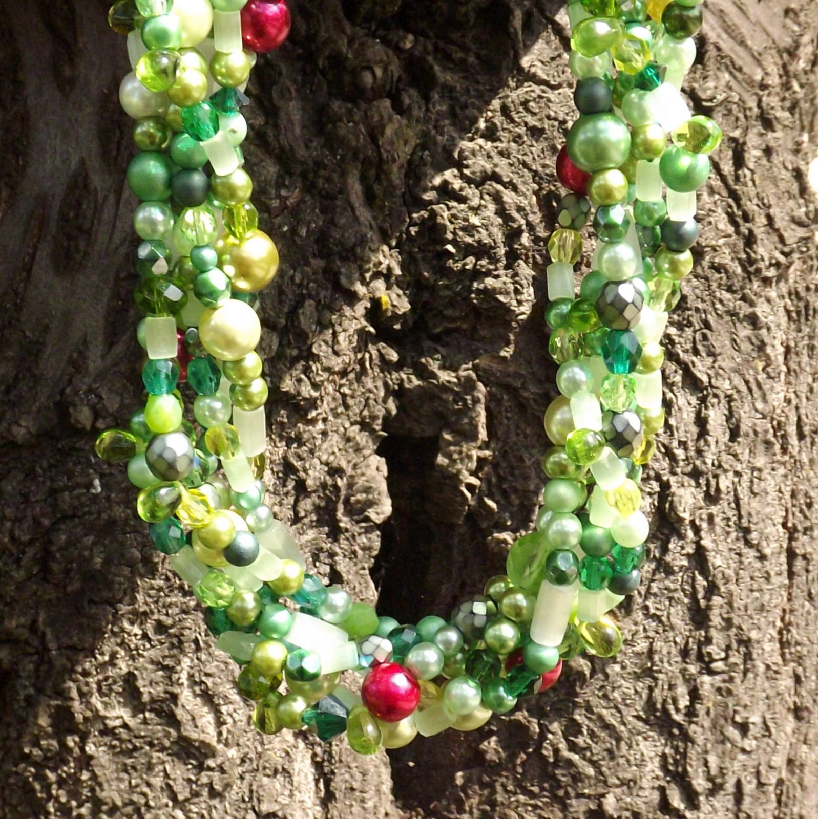 Korále z kolekce z mechu a kapradí