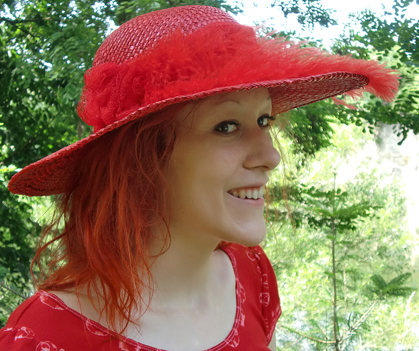 Červený slamák s peřím