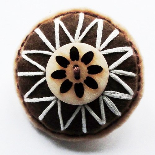 Hnědá brož s knoflíkem