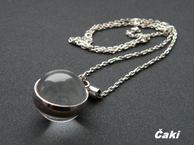 Křišťálová  koule ve stříbře s řetízkem