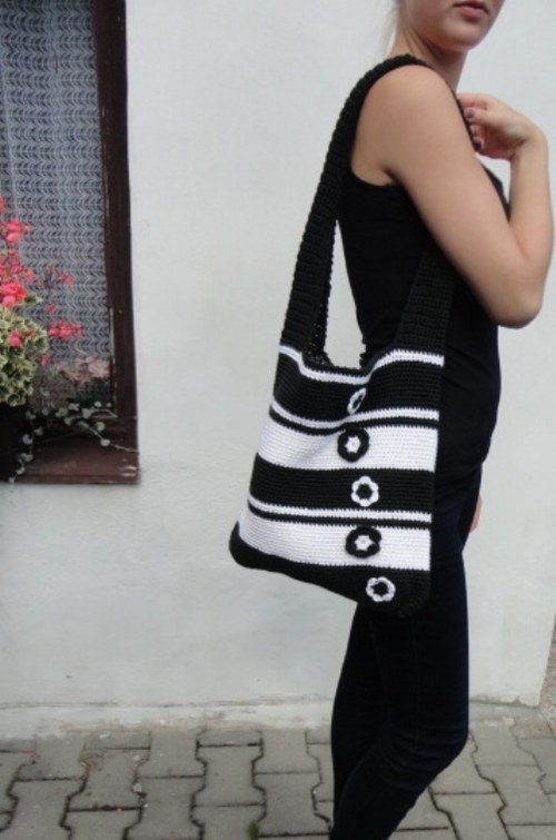POZOR SLEVA!!!   Háčkovaná kabelka/taška - černobílé proužkování  SLEVA z původních 555,- !!!!!!
