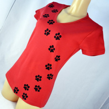 Červené dámské triko s kočičími stopami - na objednávku