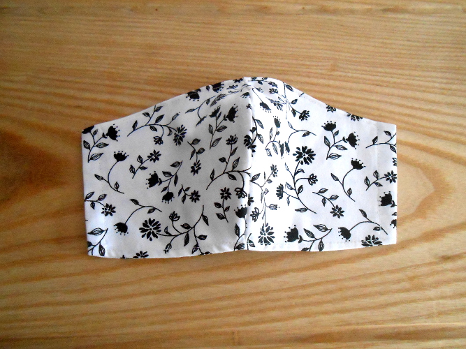 Rouška bílá s černými kytičkami (254/20)