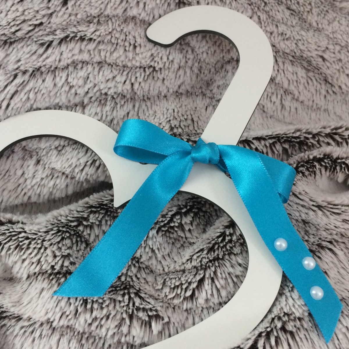 Ramínko srdíčko s modrou stužkou a perlami