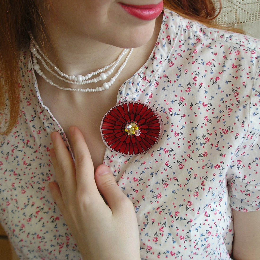 plastová brož Červená kytka