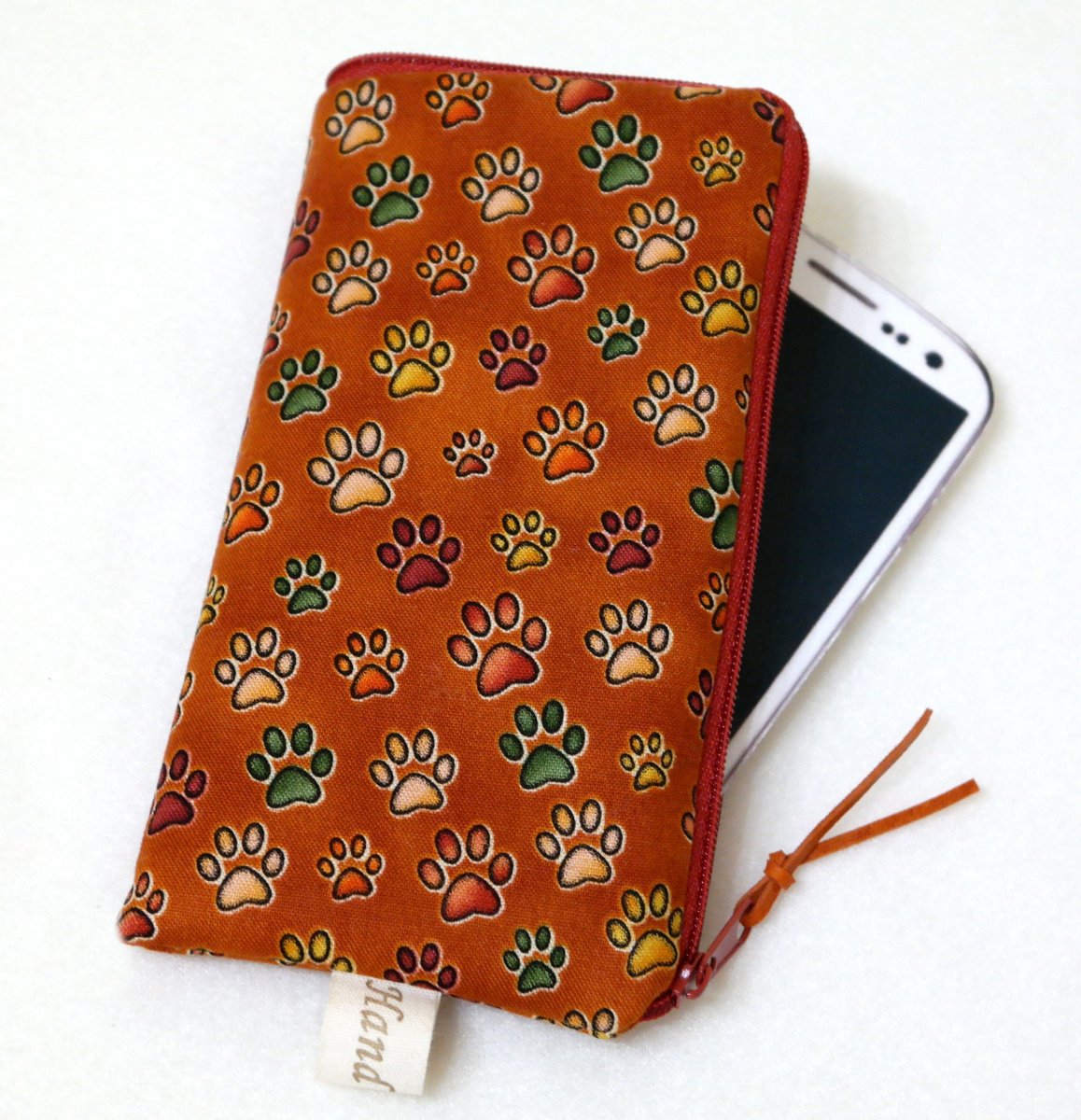 BAREVNÉ TLAPKY NA HNĚDÉ - obal na mobil