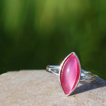 Prsten s růžovofialovou navetou 