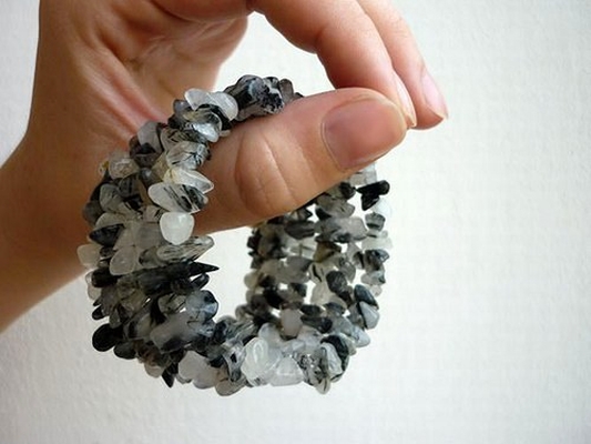 Náramek na paměťovém drátu "Křišťál s turmalínem"