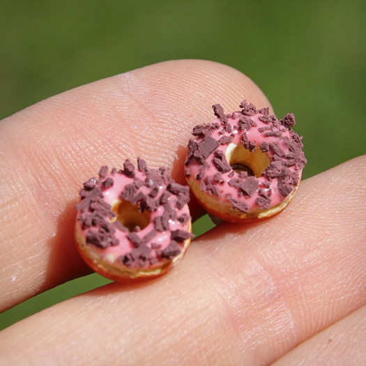 Růžové fimo donuty s čoko posypkou