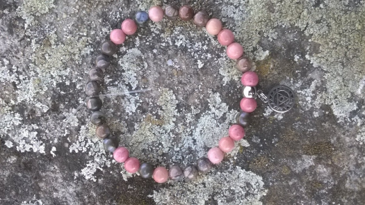 náramek: rodonit + symbol čakra