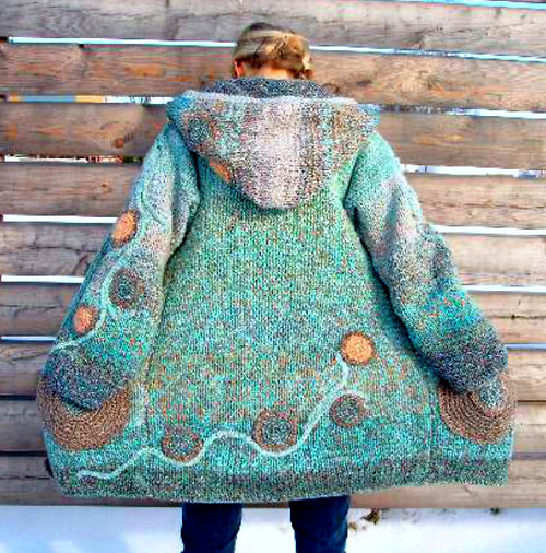 Pletený kabátek - svetr s kapucí a aplikacemi