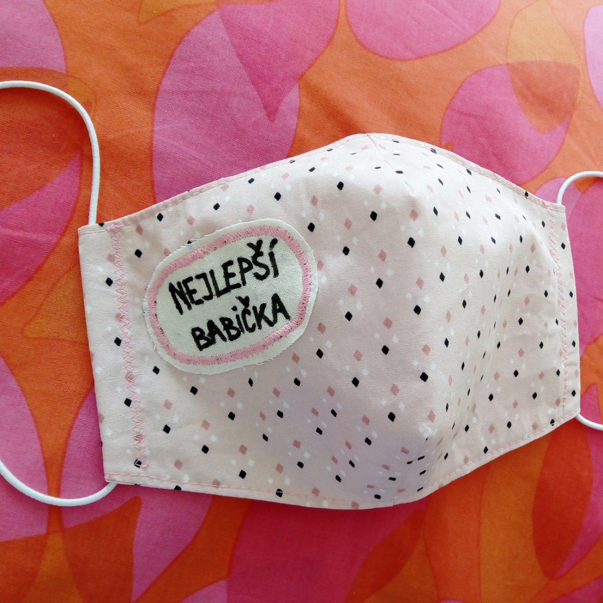 Růžová rouška pro babičku