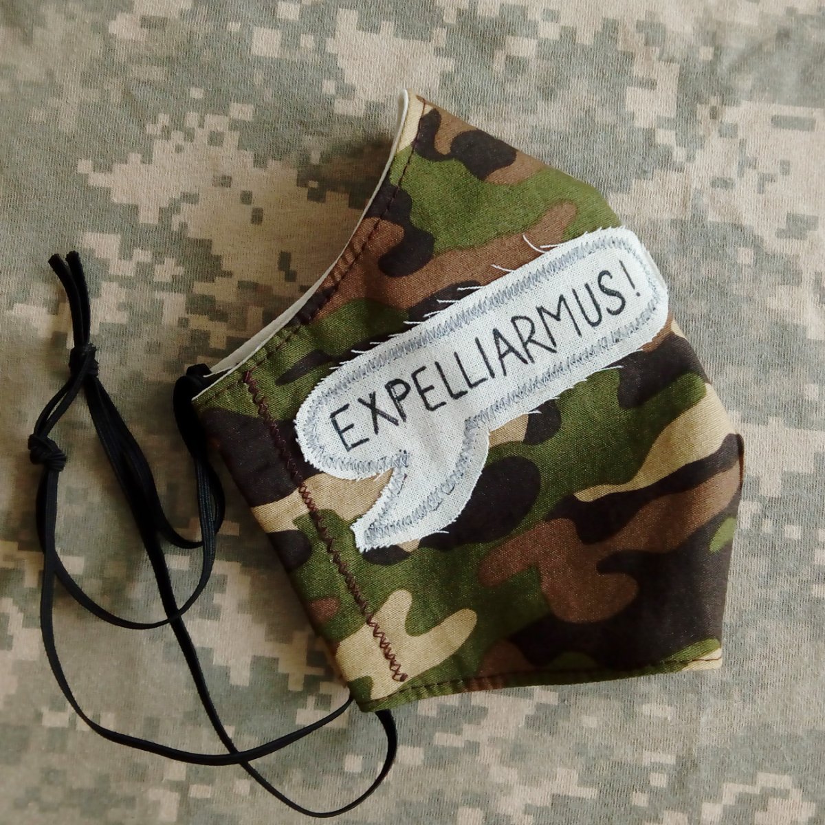 Maskáčová rouška s kouzelnickou hláškou