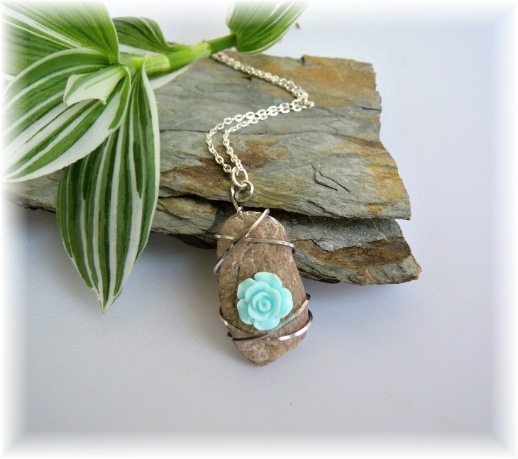 Náhrdelník s růžičkou