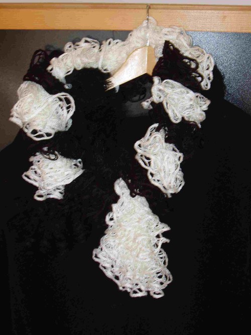 Černobílá volánková maxišála